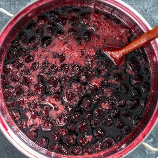 Kirschen köcheln im Kochtopf