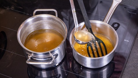 Hirse zubereiten: Sie köchelt in einem Topf in einer Brühe.