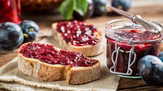 Pflaumenmarmelade mit Brot