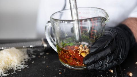 Pesto Rosso mit Rauchmandeln