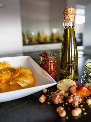 Pesto Rosso mit Rauchmandeln in einem Küchenglas