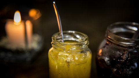 Glas mit Birnen-Safran-Chutney