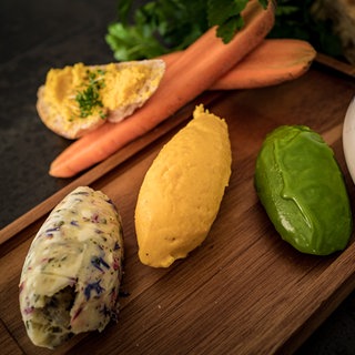Kräuter-, Karotten-Curry- und Blütenbutter