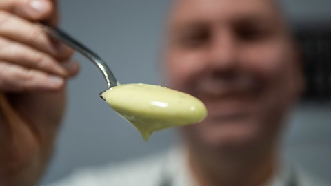 SWR1 Pfännle-Koch Eberhard Braun mit einem Löffel der Veggi-Mayo