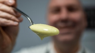SWR1 Pfännle-Koch Eberhard Braun mit einem Löffel der Veggi-Mayo