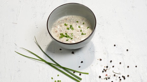 Schnittlauch-Sauce mit Speck, Zwiebeln und Mohn