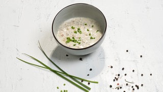 Schnittlauch-Sauce mit Speck, Zwiebeln und Mohn