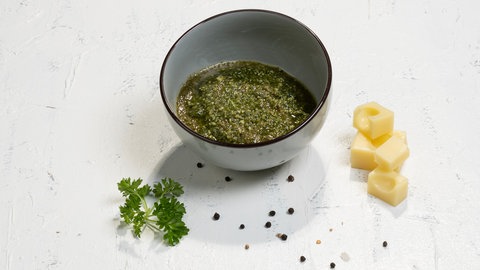 Petersilie-Nuss-Pesto mit Bergkäse