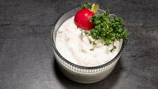 SWR1 Pfännle Streetfood Rezept für Skyr Dip. Er ist leicht, geht blitzschnell, passt zu Brot, Gemüse oder Streetfood: unser Skyr-Dip mit mit Kresse, Radieschen und einem Hauch Meerrettich.