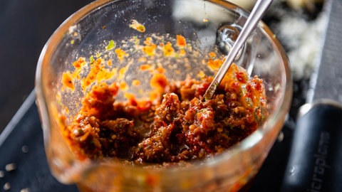 Pesto Rosso mit Rauchmandeln