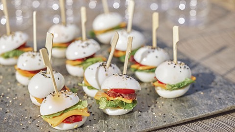 zwölf Ei-Burger stehen auf einer Platte