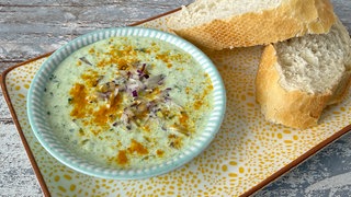Raita (indischer Gurken-Dip) mit Joghurt und Minze
