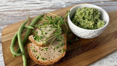Bohnen-Walnuss-Aufstrich mit Petersilie und Bohnenkraut