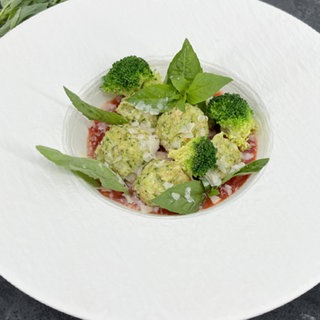 Brokkoli-Knödel mit Tomatensugo 