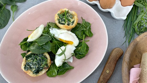 Spinat-Törtchen mit verlorenem Ei