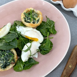 Spinat-Törtchen mit verlorenem Ei