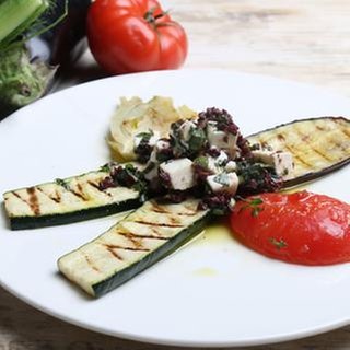 Gegrilltes Gemüse mit mariniertem Ziegenkäse
