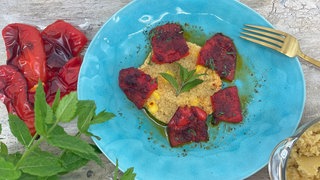 Geräucherte Paprika mit Mango-Couscous