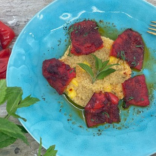 Geräucherte Paprika mit Mango-Couscous