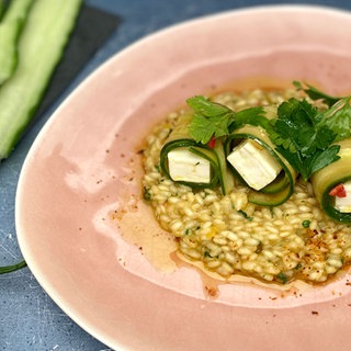 Gurkenröllchen mit Feta und orientalischem Risotto