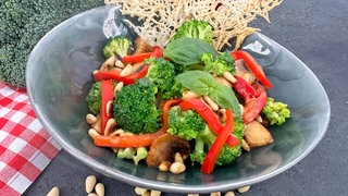 Lauwarme Gemüsebowl mit Pilzen und Parmesantalern