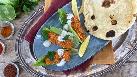 Linsen-Köfte mit Pfannenbrot und Sojajoghurt-Dip