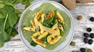 Oliven-Gnocchi mit Spinatsauce