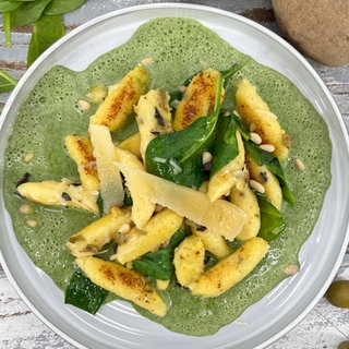 Oliven-Gnocchi mit Spinatsauce