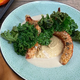 Panierter Kürbis mit Grünkohl und Kichererbsen-Creme