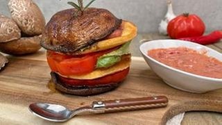Portobello-Burger mit Ochsenherztomate und Linsenpatty
