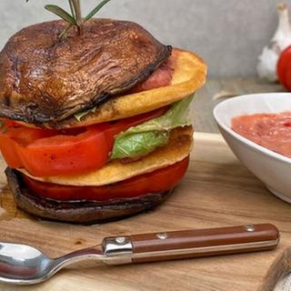 Portobello-Burger mit Ochsenherztomate und Linsenpatty