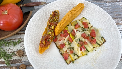 Variation von rohen und gebratenen Zucchini mit Tomatenbrioche