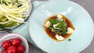 Zucchini-Spaghetti mit Tomatensugo und Mozzarella