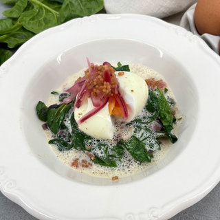 Senf-Eier mit Zwiebel-Chutney und Spinat