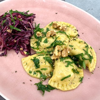 Walnussravioli mit Rotkohlsalat
