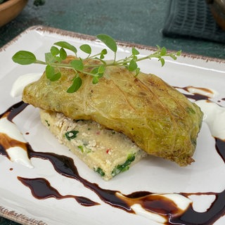 Wirsingrouladen mit Würz-Lack und Couscous