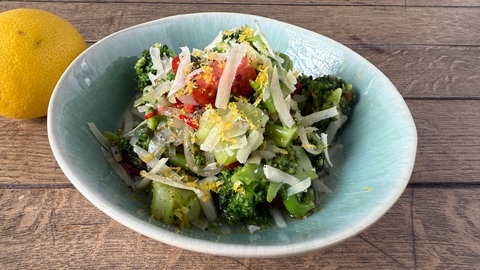 Brokkolisalat mit getrockneten Tomaten