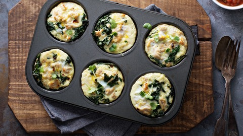 Muffins mit Eiern und Spinat