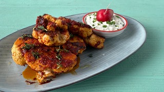 Gebackene Blumenkohlscheiben mit Radieschen-Dip