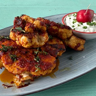 Gebackene Blumenkohlscheiben mit Radieschen-Dip