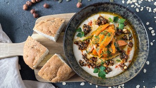 Gebratene Karotten mit Weiße-Bohnen-Hummus