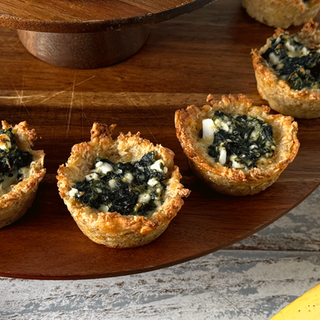 Herzhafte Haferflocken-Snacks mit Spinat und Feta (Oatmeal Cups)