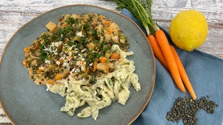 Kohlrabi-Linsen-Bolognese mit Karottengrün-Spätzle