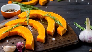 Kürbisspalten auf einem Brettchen