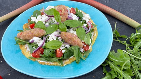 Reismehl-Pfannkuchen mit Feta und Rhabarber-Chutney