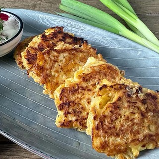 Blumenkohl-Taler mit Radieschenquark