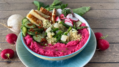 Bowl mit Kartoffel-Betestampf, Mairübchen und Grillkäse