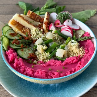 Bowl mit Kartoffel-Betestampf, Mairübchen und Grillkäse