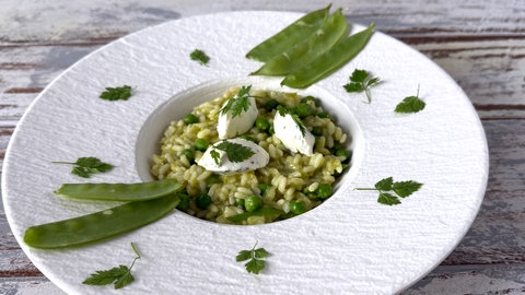 Erbsen-Risotto mit Frischkäse-Bällchen 