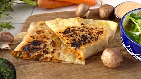 Gefüllte Teigfladen (Gözleme) mit Pilzen und Petersilie